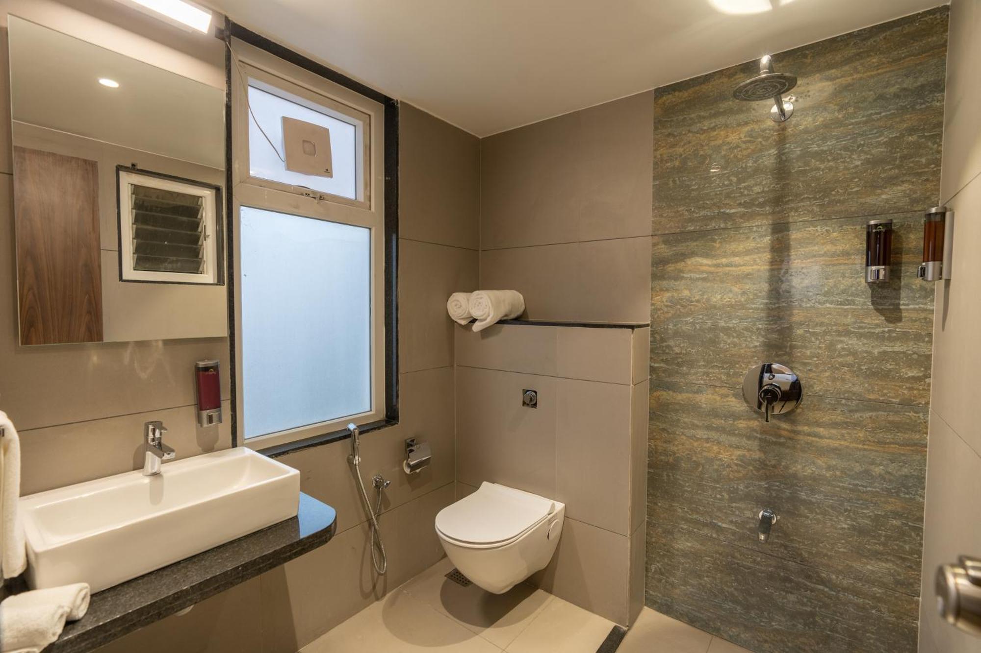 The Living Hub Business Hotel, Kolhapur Extérieur photo