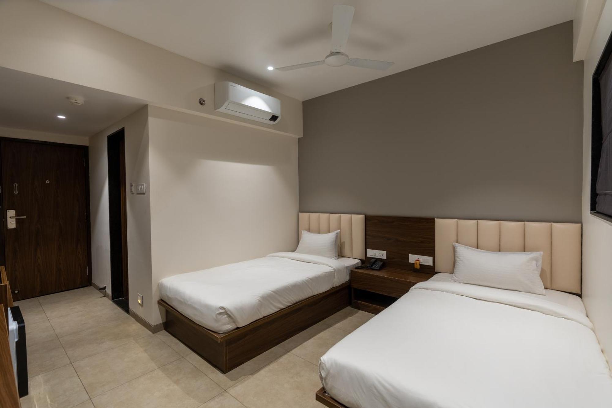 The Living Hub Business Hotel, Kolhapur Extérieur photo