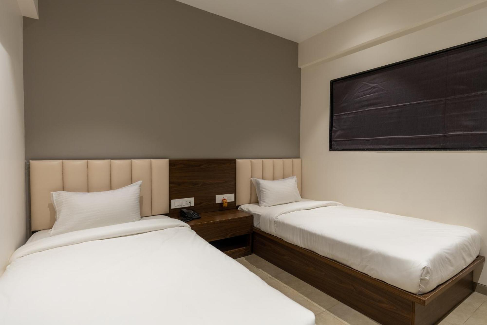 The Living Hub Business Hotel, Kolhapur Extérieur photo