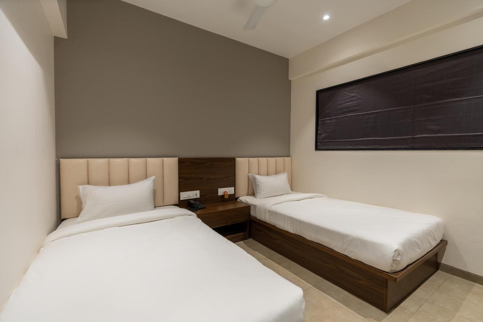 The Living Hub Business Hotel, Kolhapur Extérieur photo